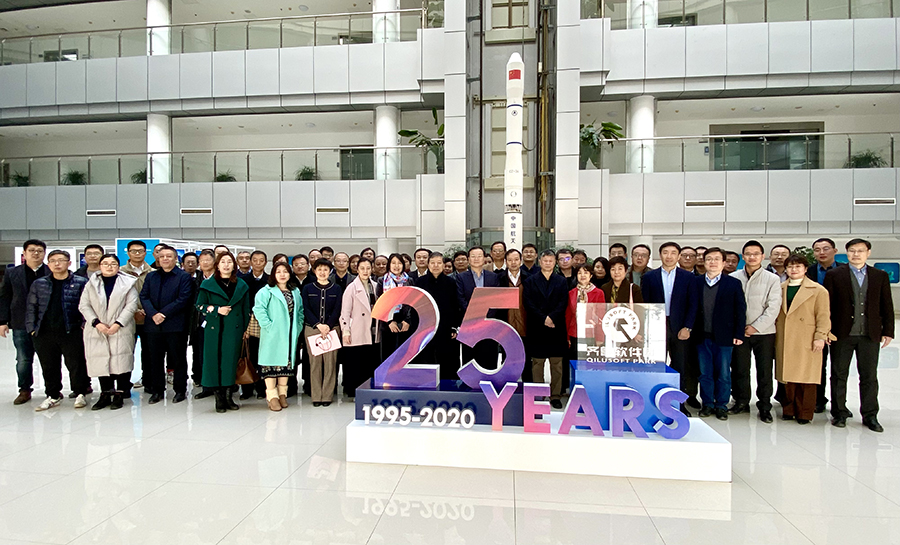lehu乐虎官网网董事长古欣（一排右三）与参观代表合影留念